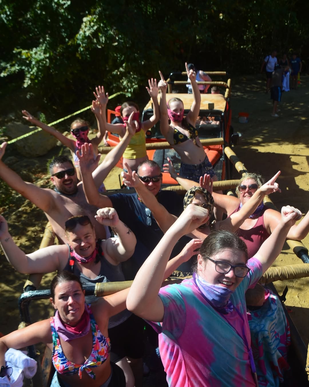 Kuşadası Zeus Mağarası yakınında jeep safari su savaşı sonrası kutlayan turist grubu